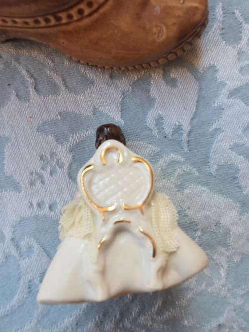 A JOBLOT VINTAGE FIGURINES AND ORNATE ORNAMENTS SOLD AS IS