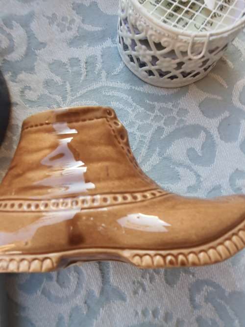 A JOBLOT VINTAGE FIGURINES AND ORNATE ORNAMENTS SOLD AS IS