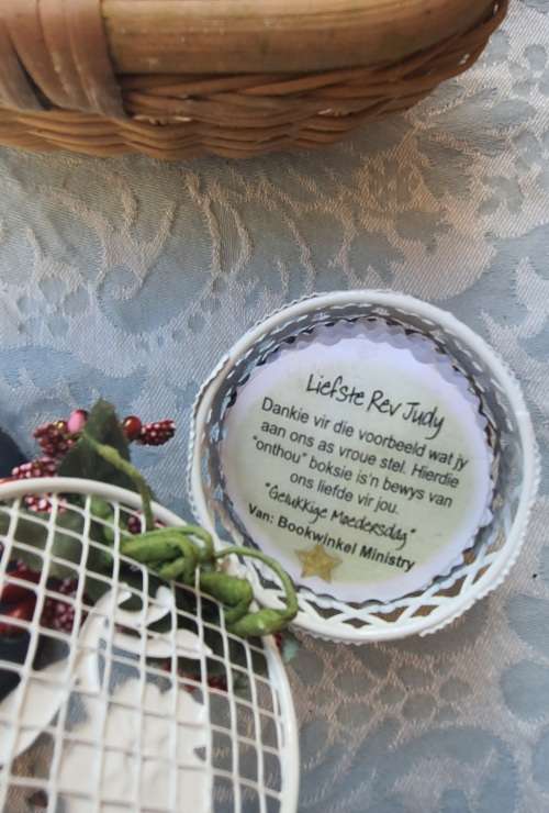 A JOBLOT VINTAGE FIGURINES AND ORNATE ORNAMENTS SOLD AS IS