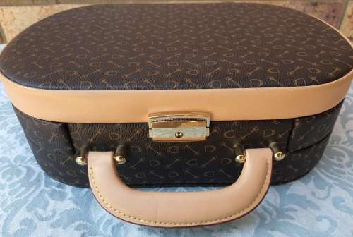 A BEAUTIFUL LEATHER JEWELRY BAG FOR THE DISCERNING LADIES