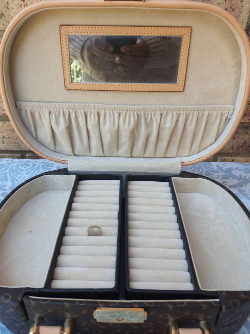 A BEAUTIFUL LEATHER JEWELRY BAG FOR THE DISCERNING LADIES