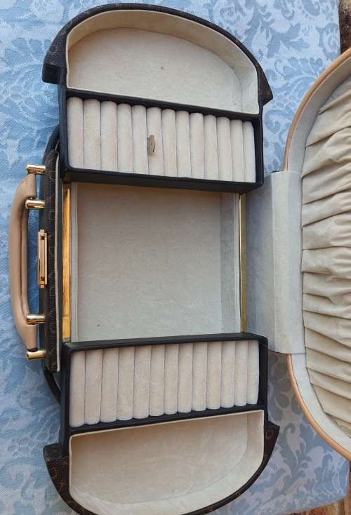 A BEAUTIFUL LEATHER JEWELRY BAG FOR THE DISCERNING LADIES