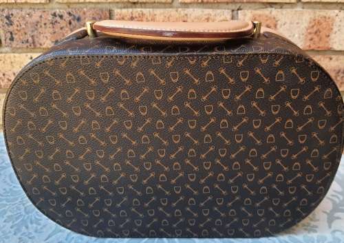 A BEAUTIFUL LEATHER JEWELRY BAG FOR THE DISCERNING LADIES