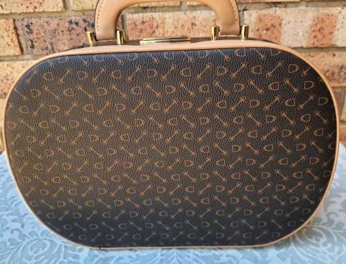 A BEAUTIFUL LEATHER JEWELRY BAG FOR THE DISCERNING LADIES