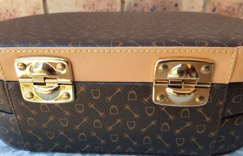 A BEAUTIFUL LEATHER JEWELRY BAG FOR THE DISCERNING LADIES