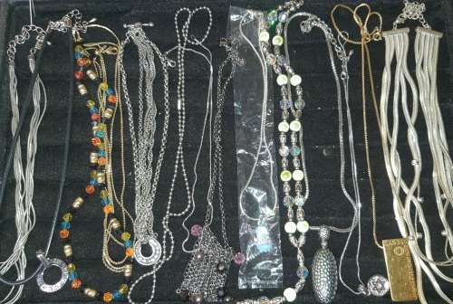 A VINTAGE QUALITY JOBLOT SILVER PLATED AND GOLD PLATED NECKLACE AND PENDANTS