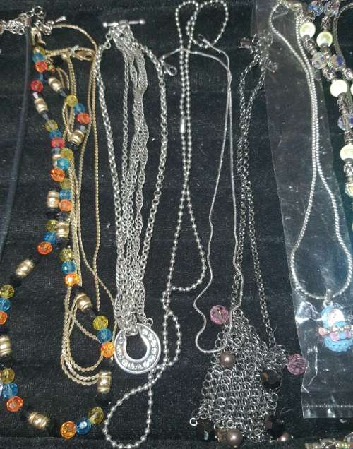 A VINTAGE QUALITY JOBLOT SILVER PLATED AND GOLD PLATED NECKLACE AND PENDANTS