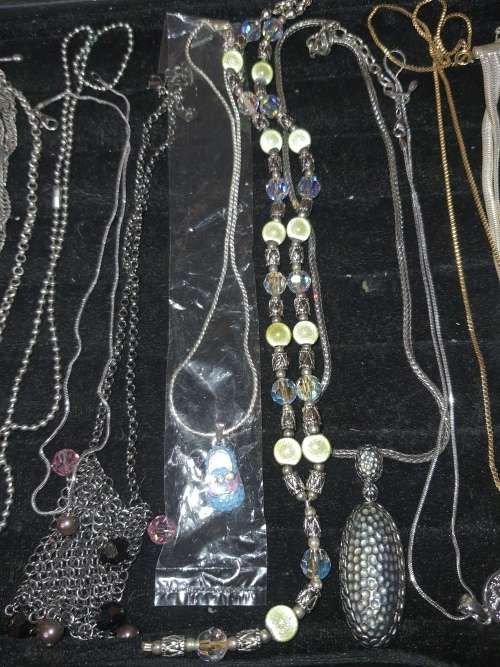 A VINTAGE QUALITY JOBLOT SILVER PLATED AND GOLD PLATED NECKLACE AND PENDANTS