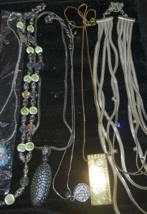 A VINTAGE QUALITY JOBLOT SILVER PLATED AND GOLD PLATED NECKLACE AND PENDANTS