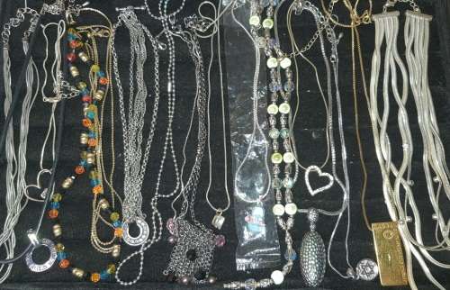 A VINTAGE QUALITY JOBLOT SILVER PLATED AND GOLD PLATED NECKLACE AND PENDANTS