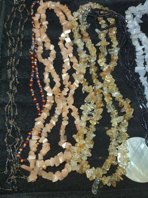 A JOBLOT VINTAGE COSTUME NECKLACES SOLD AS IS