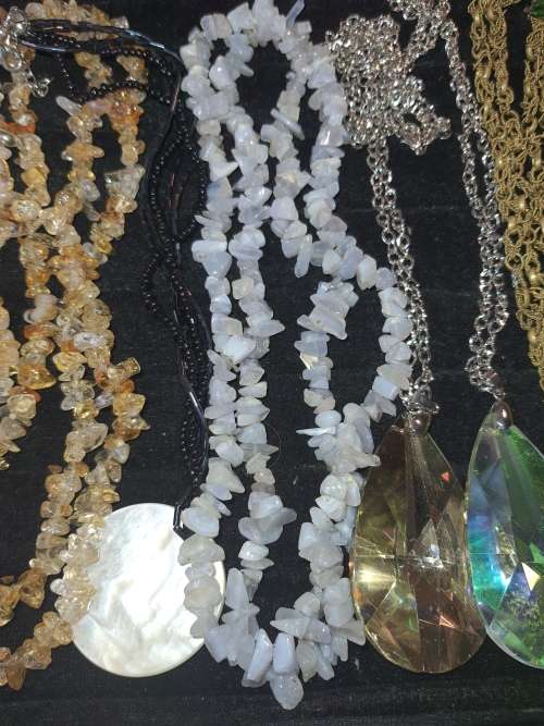 A JOBLOT VINTAGE COSTUME NECKLACES SOLD AS IS
