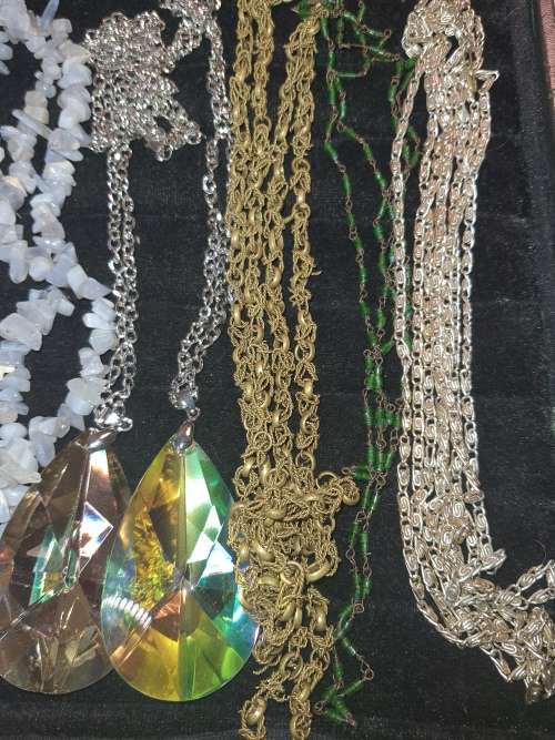 A JOBLOT VINTAGE COSTUME NECKLACES SOLD AS IS