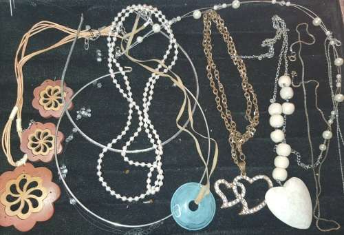 A COLLECTION OF VINTAGE COSTUME JEWELRY SOLD AS IS
