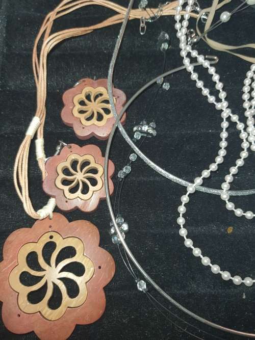 A COLLECTION OF VINTAGE COSTUME JEWELRY SOLD AS IS