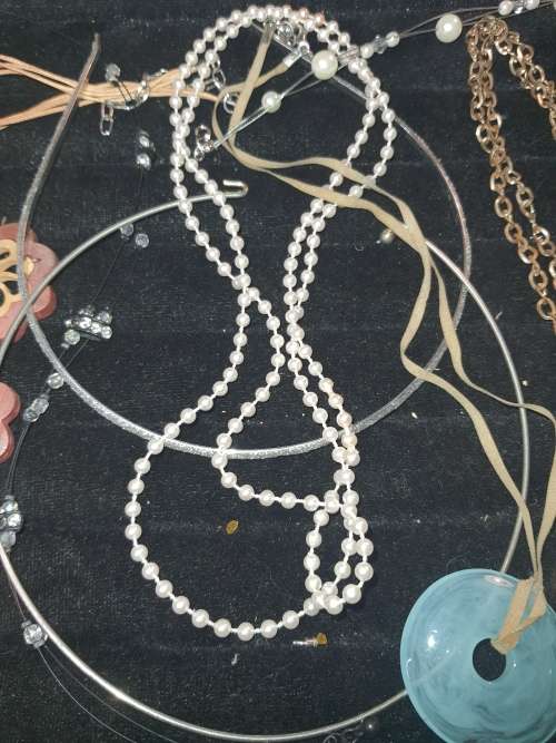 A COLLECTION OF VINTAGE COSTUME JEWELRY SOLD AS IS