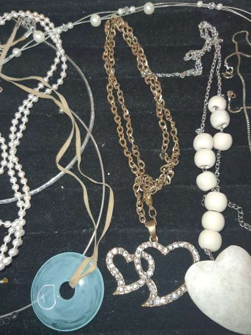 A COLLECTION OF VINTAGE COSTUME JEWELRY SOLD AS IS