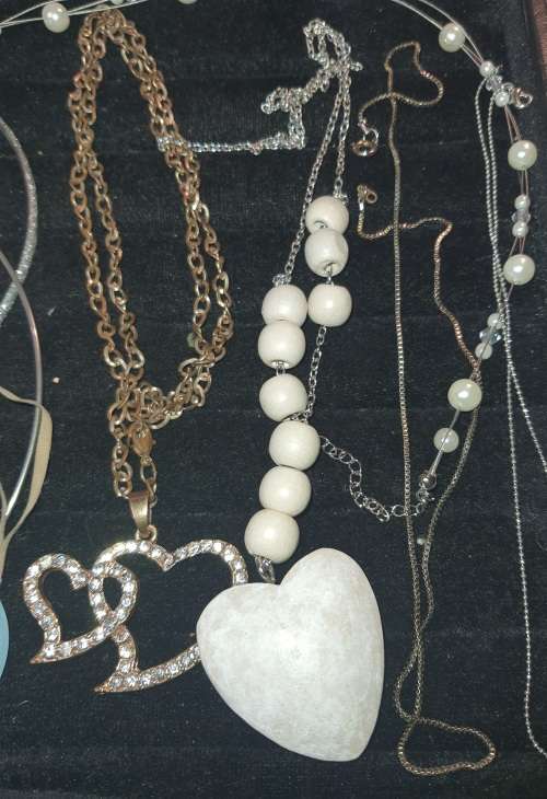 A COLLECTION OF VINTAGE COSTUME JEWELRY SOLD AS IS