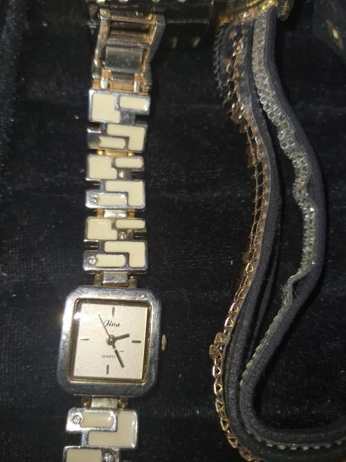 A JOBLOT FANCY WOMANS DRESS WATCHES SOLD AS IS NOT TESTED