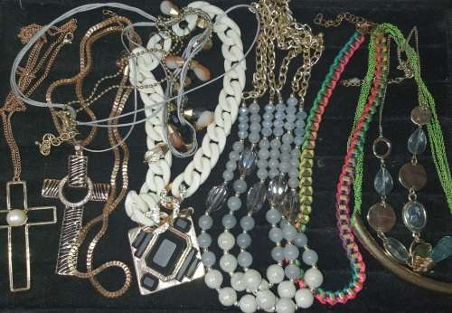 A VINTAGE COLLECTION OF COSTUME NECKLCES SOLD AS IS