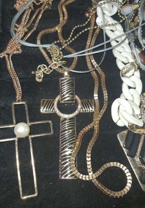 A VINTAGE COLLECTION OF COSTUME NECKLCES SOLD AS IS