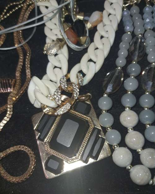 A VINTAGE COLLECTION OF COSTUME NECKLCES SOLD AS IS