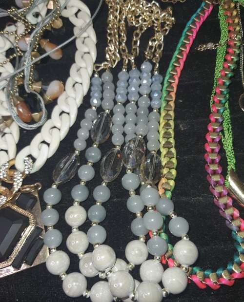 A VINTAGE COLLECTION OF COSTUME NECKLCES SOLD AS IS