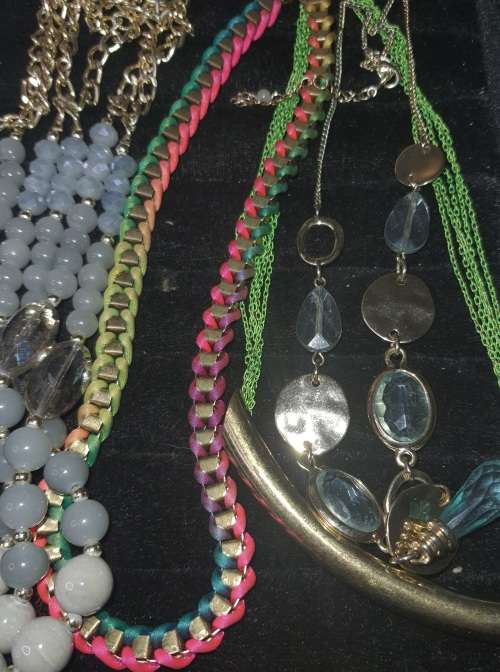 A VINTAGE COLLECTION OF COSTUME NECKLCES SOLD AS IS