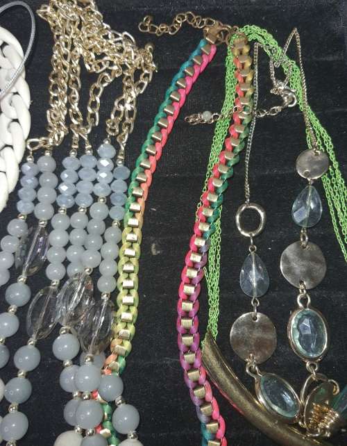 A VINTAGE COLLECTION OF COSTUME NECKLCES SOLD AS IS