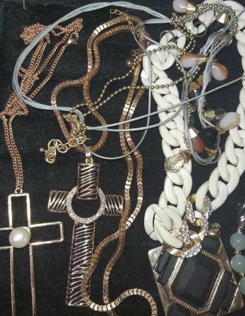 A VINTAGE COLLECTION OF COSTUME NECKLCES SOLD AS IS
