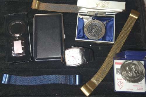 A mixed vintage joblot woman`s accessories sold as is