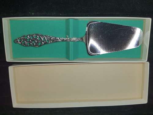 AN ANTIQUE CHROMATA CAKE CUTTER MADE IN HOLLAND SOLD AS IS