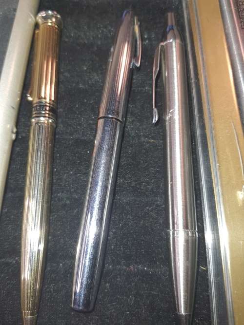 A COLLECTION OF VINTAGE BALLPENS SOLD AS IS