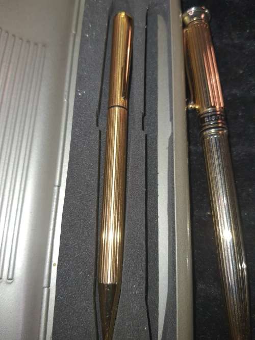 A COLLECTION OF VINTAGE BALLPENS SOLD AS IS