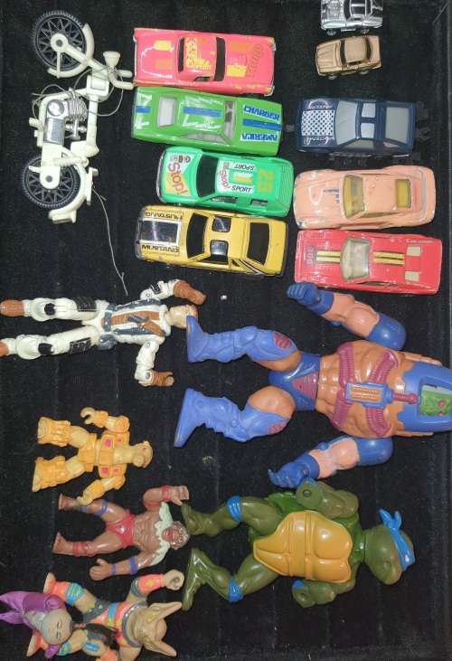 A COLLECTION OF VINTAGE TOYS SOLD AS IS
