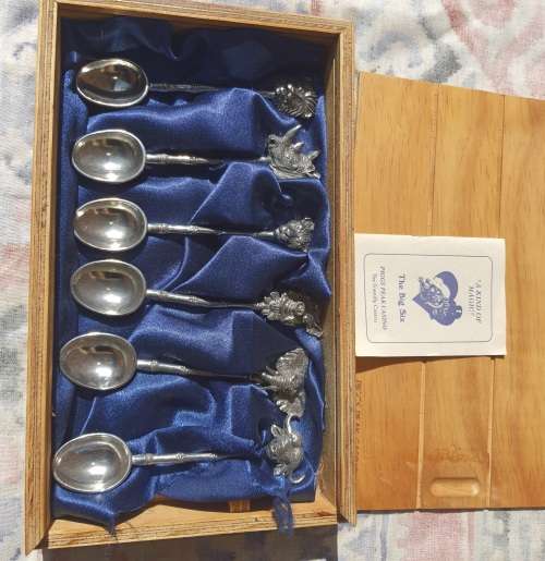 A BIG FIVE SET OF SPOONS PIGS PEAK CASINO GIFT SET SOLD AS IS