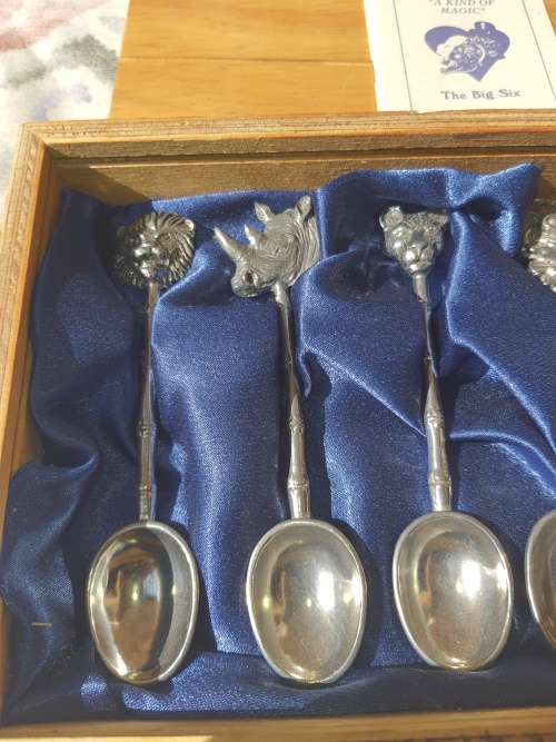 A BIG FIVE SET OF SPOONS PIGS PEAK CASINO GIFT SET SOLD AS IS