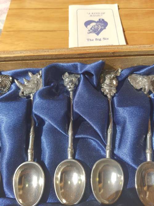 A BIG FIVE SET OF SPOONS PIGS PEAK CASINO GIFT SET SOLD AS IS