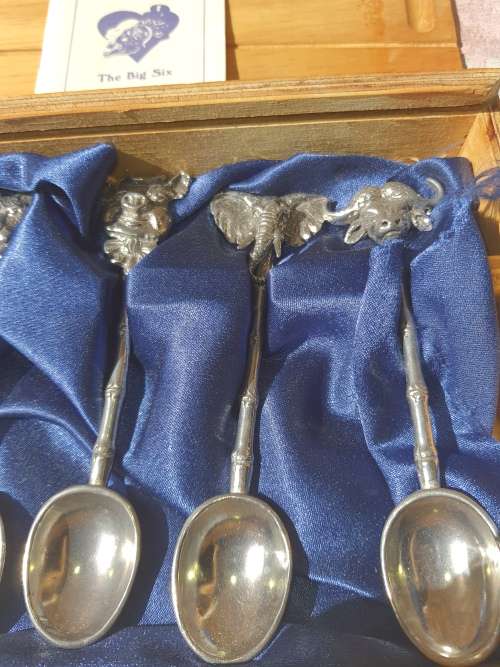 A BIG FIVE SET OF SPOONS PIGS PEAK CASINO GIFT SET SOLD AS IS