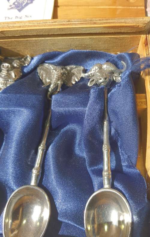A BIG FIVE SET OF SPOONS PIGS PEAK CASINO GIFT SET SOLD AS IS