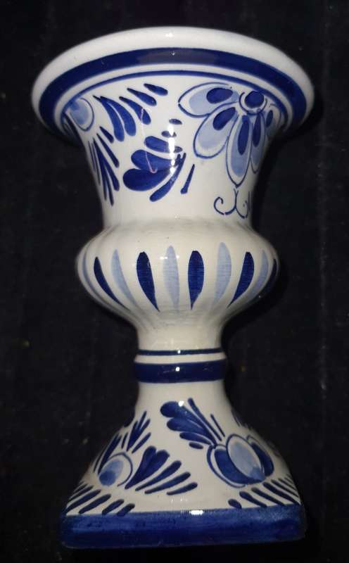 A MINITURE PORCELLAN VASE MADE IN HOLLAND