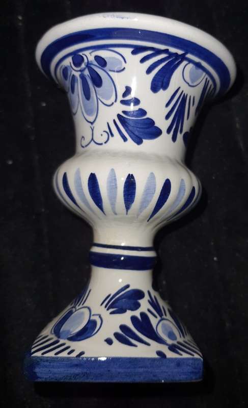 A MINITURE PORCELLAN VASE MADE IN HOLLAND