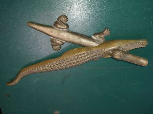 AN ANTIQUE BRASS CROCODILE NUT CRACKER 38CMS IN LENGTH