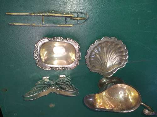 A VINTAGE MIXED JOBLOT KITCHENALIA SOLD AS IS