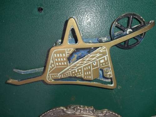 A VINTAGE MIXED JOBLOT KITCHENALIA SOLD AS IS