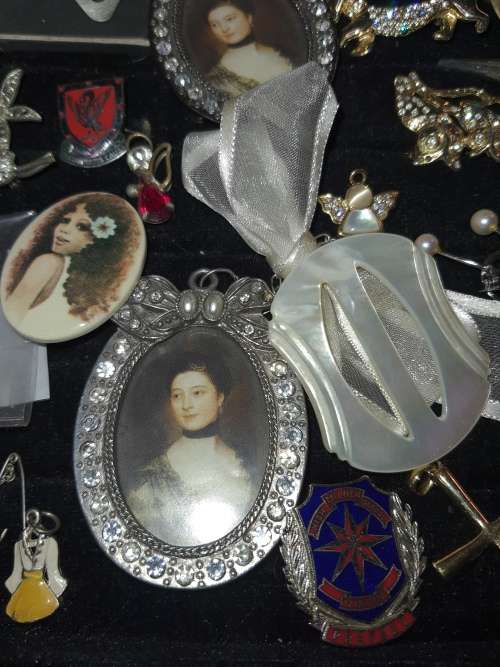 MIXED JOBLOT VINTAGE BROOCHES , BADGES AND PENDANTS SOME SWAROVSKI CRYSTAL AND SEMI PRECIOUS STONES