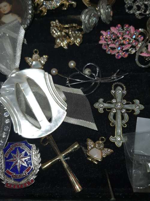 MIXED JOBLOT VINTAGE BROOCHES , BADGES AND PENDANTS SOME SWAROVSKI CRYSTAL AND SEMI PRECIOUS STONES