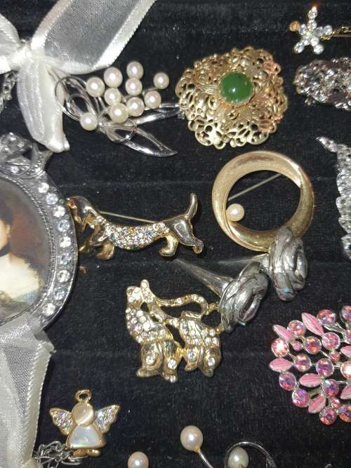 MIXED JOBLOT VINTAGE BROOCHES , BADGES AND PENDANTS SOME SWAROVSKI CRYSTAL AND SEMI PRECIOUS STONES