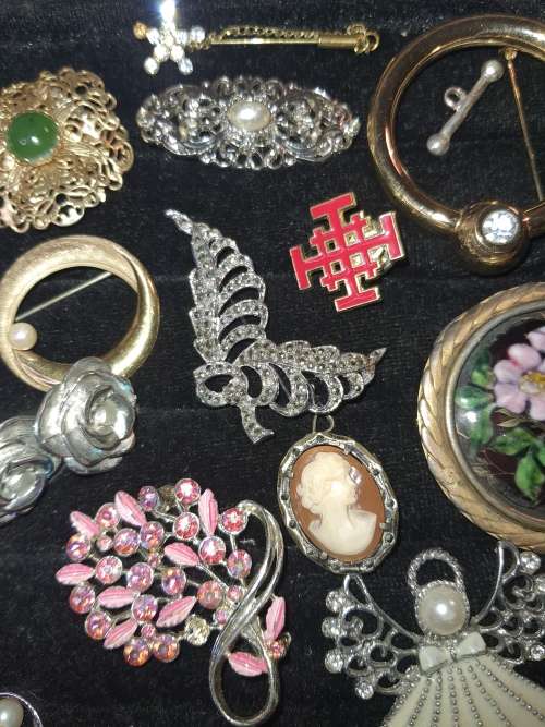 MIXED JOBLOT VINTAGE BROOCHES , BADGES AND PENDANTS SOME SWAROVSKI CRYSTAL AND SEMI PRECIOUS STONES