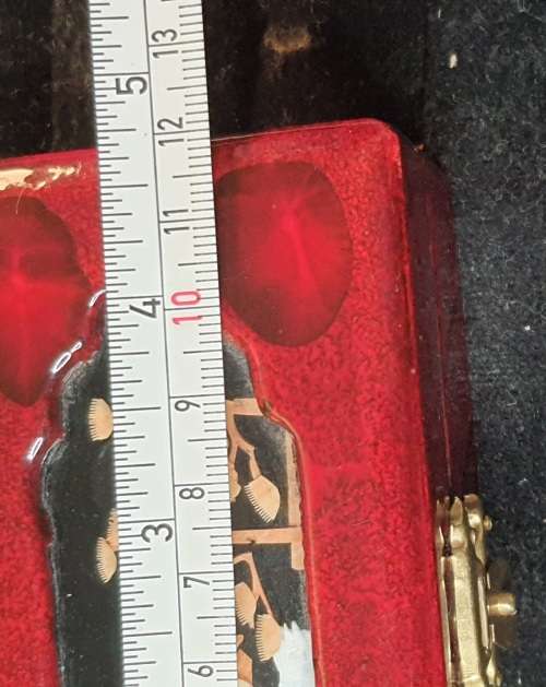 A BEAUTIFULL JAPANESE SMALL JEWELRY BOX SOLD AS IS